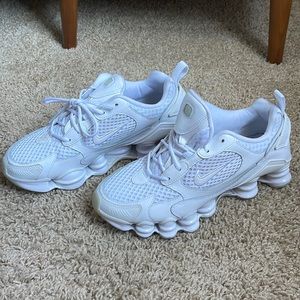 Nike women’s tennis shoes